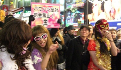 歌舞伎町でパレードしている